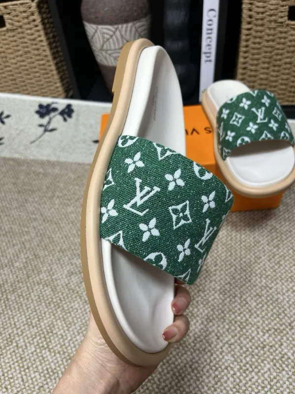 P320💰[New model] Long-term availability, 2025 new model, couple model [LOUlS VUlTTON] comes with drawer box, bag, card, invoice "Louis Vuitton ~ unique modern sandals. 》LV counter purchasing 🏃Men's and women's casual slippers, sold at the same time at the counter, the original old flower material upper is soft and comfortable, (refuses to discolor and rub the feet) sole: original factory special combination original sole, code number: 35--46 4 multiple colors 🉑️ to choose from